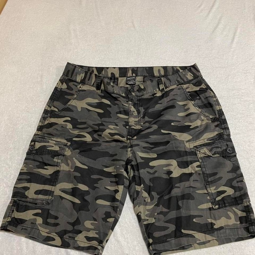 Ring of fire Green camo cargo shorts with multiple pockets Men36. SKU206